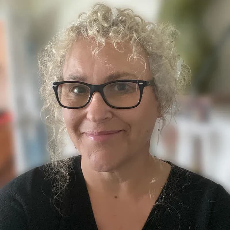 Louise Parkinson – bio photo